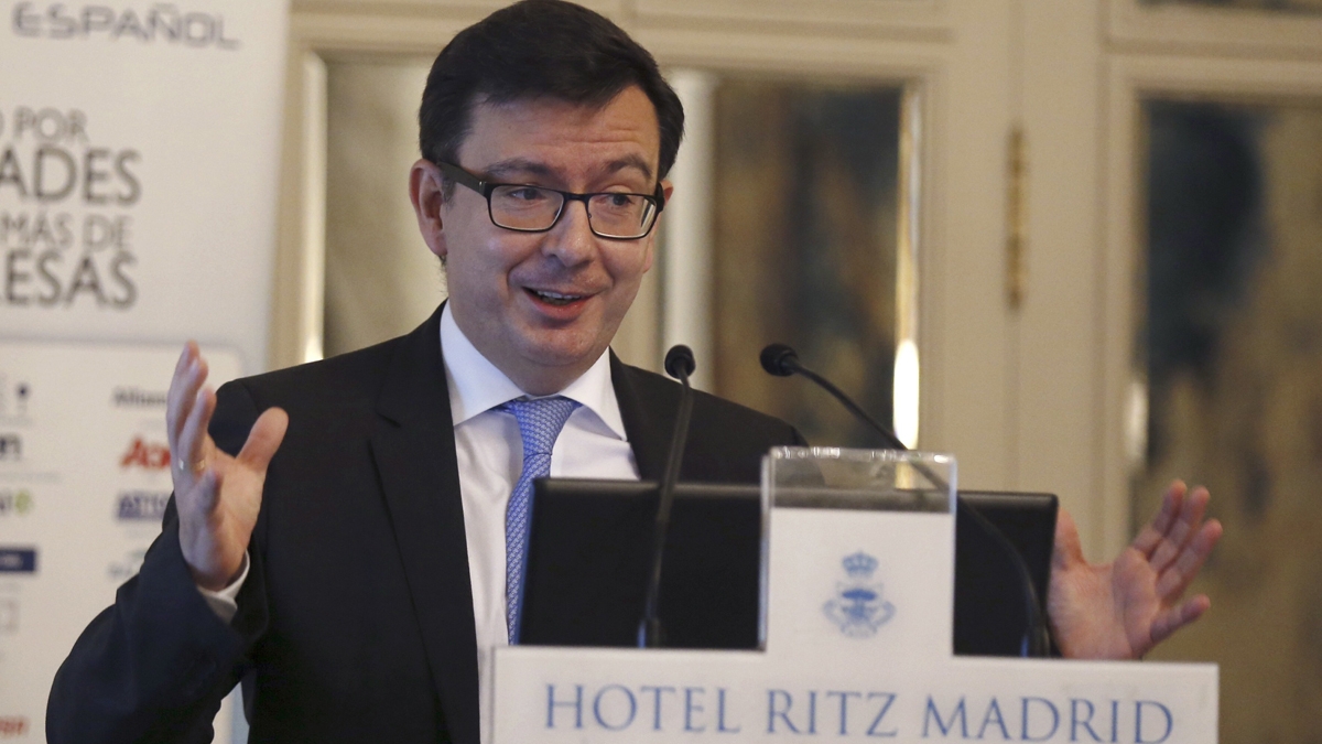 Ir al Video Rajoy nombra a Román Escolano como nuevo ministro de Economía en sustitución de Guindos