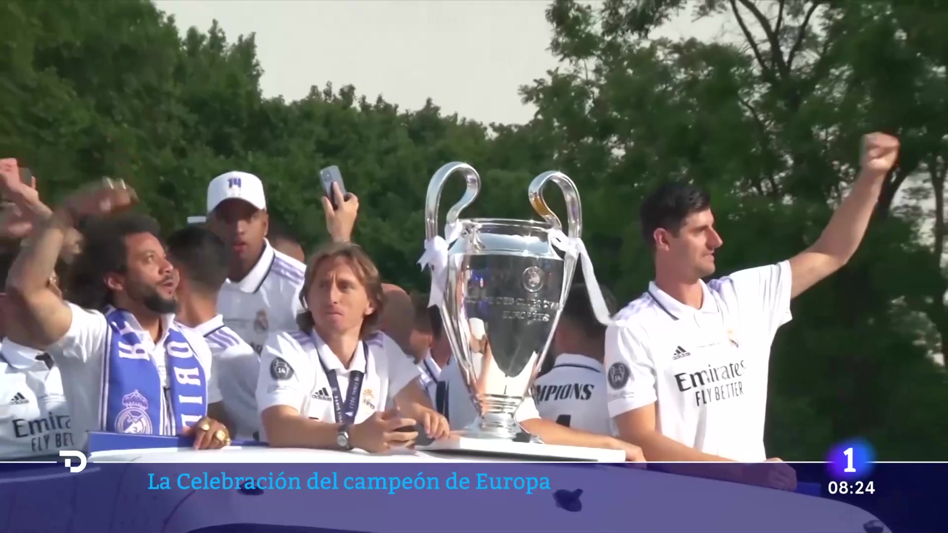 Ir al Video El Real Madrid celebra la 14ª con la afición