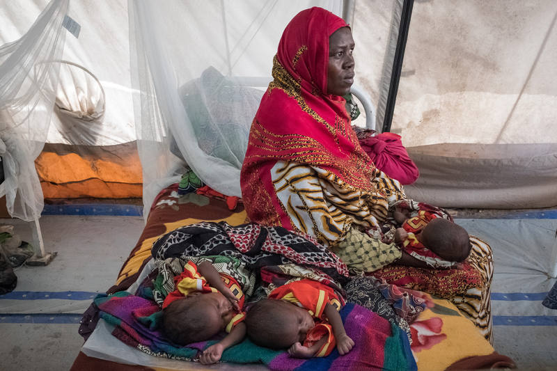 Salmata, de 21 años y originaria de la aldea de Tala, con sus hijos Haoua, Hisseain y Hassain, en el centro para niños desnutridos en el hospital de Bol, en Chad.