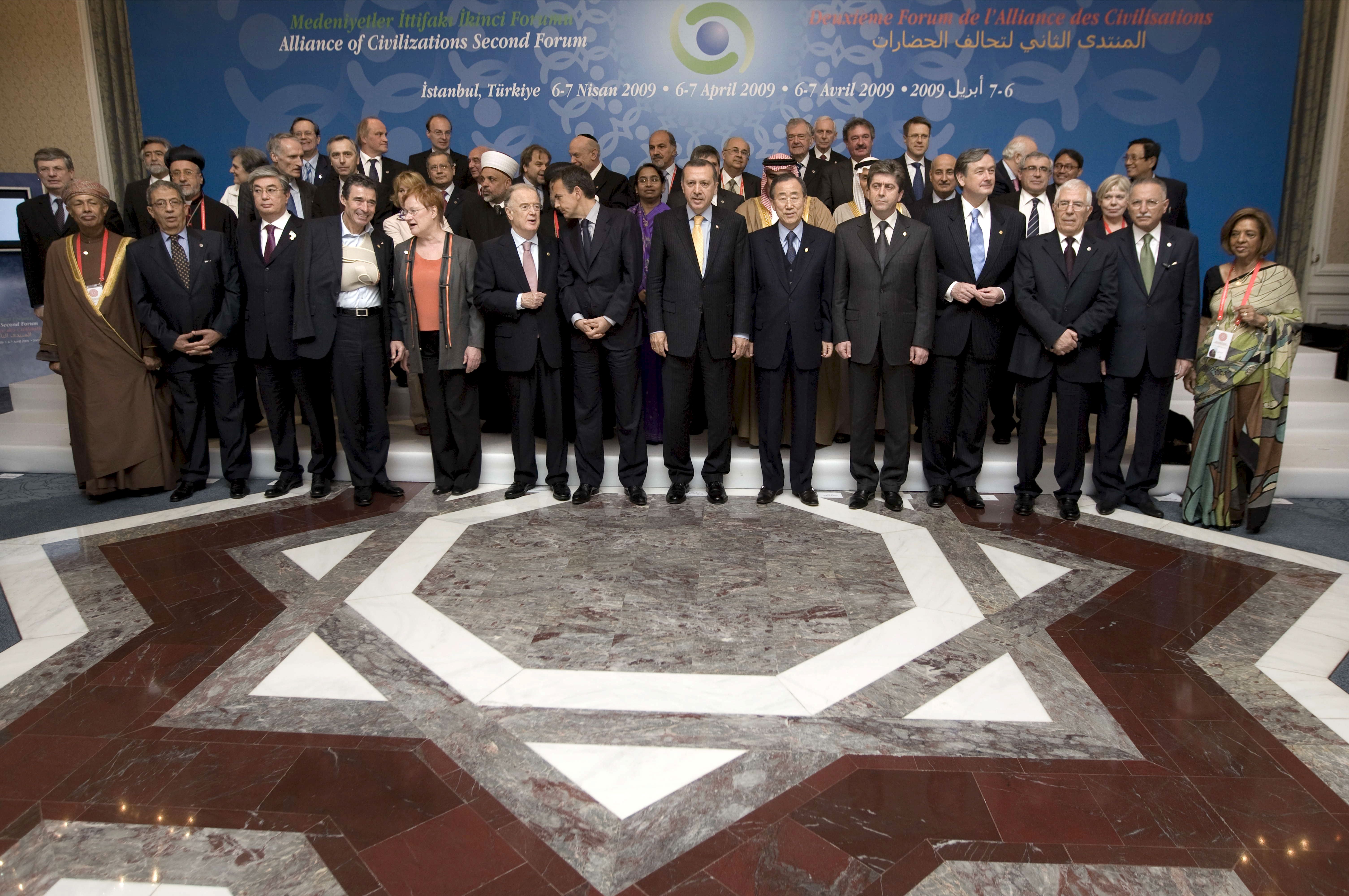 Repiten La Foto De Familia Del Ii Foro De La Alianza De Las