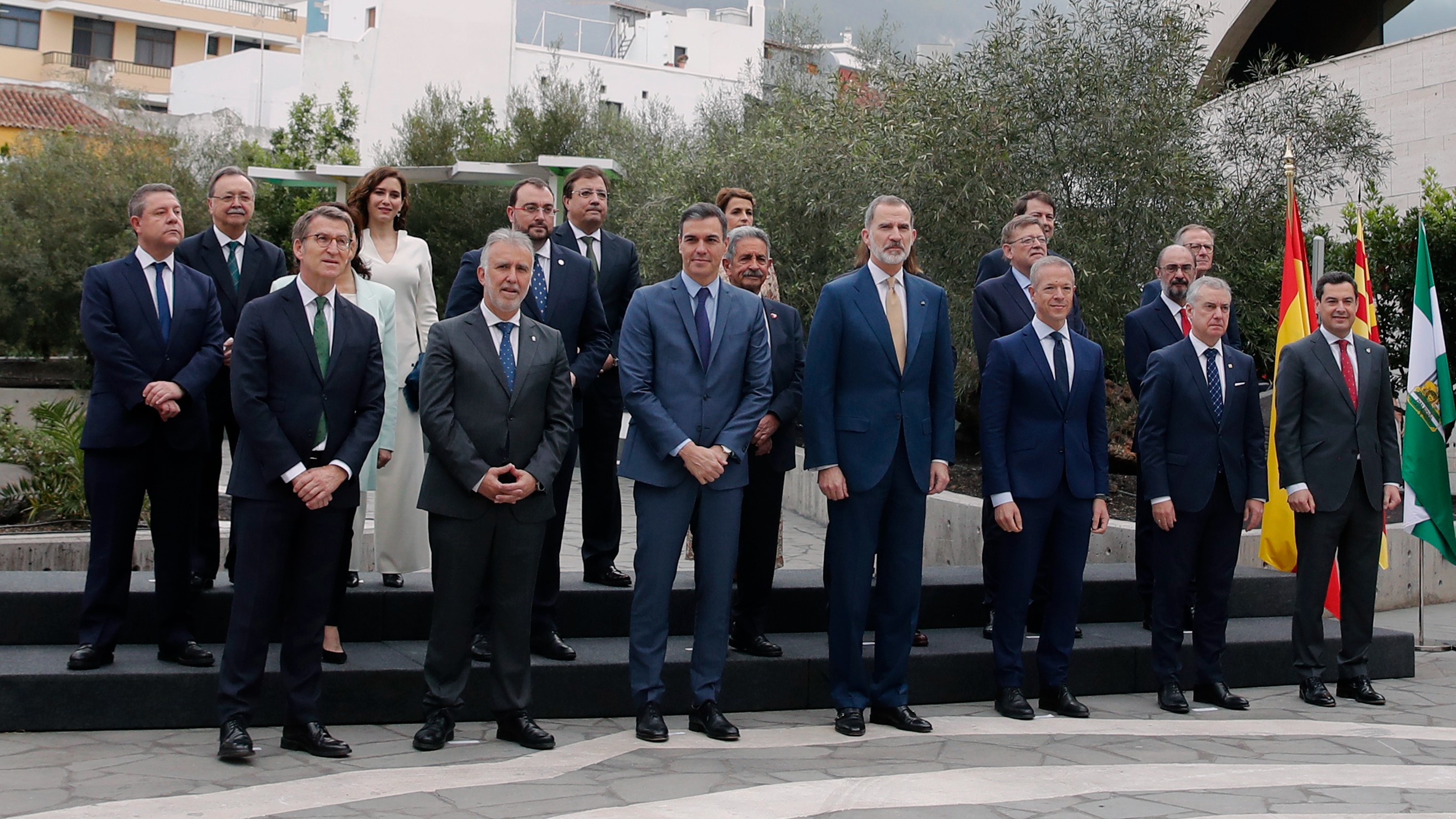 Ir al Video&nbsp;El rey se hace la foto de familia con S&aacute;nchez y los presidentes auton&oacute;micos con la &uacute;nica ausencia de Aragon&egrave;s