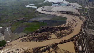 Ver vídeo  'El río Ebro lleva un caudal de casi 2.500 metros cúbicos por segundo'