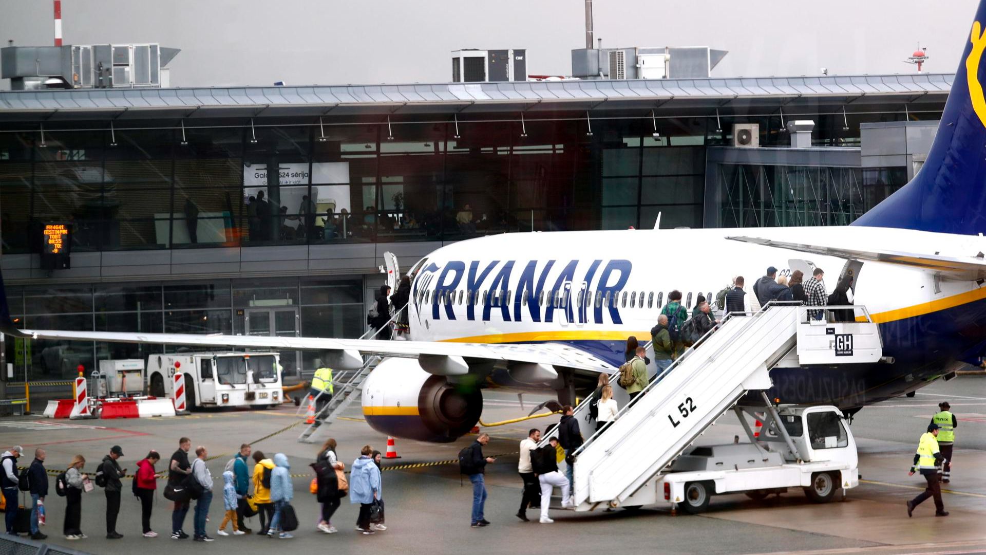 Ryanair Lanza Una Publicidad Con Bustinduy Vestido De Payaso Y L