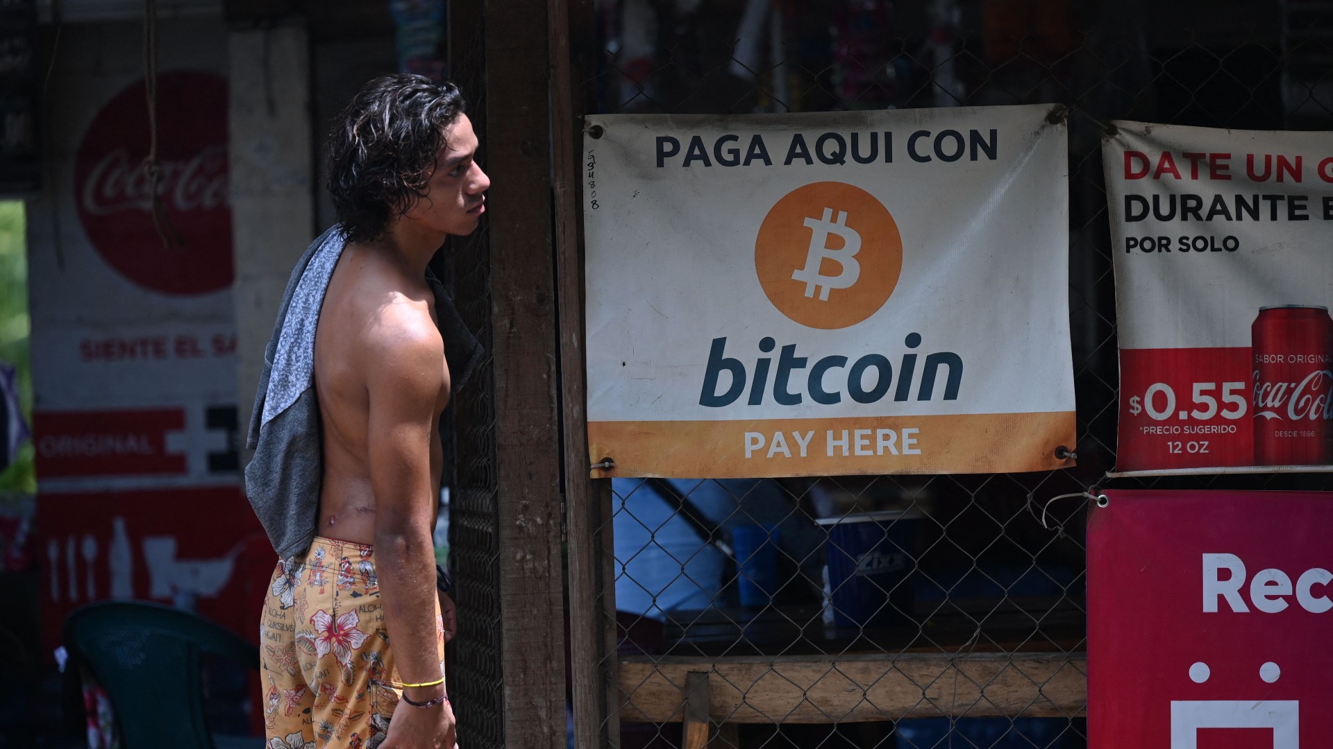Ir al Video El Salvador se convierte en el primer país del mundo en adoptar el bitcoin como moneda legal