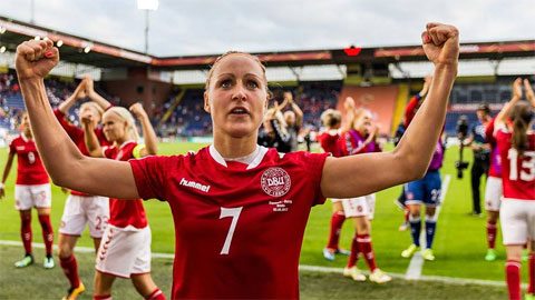 Ir al Video La selección femenina de Dinamarca pide la igualdad en el fútbol