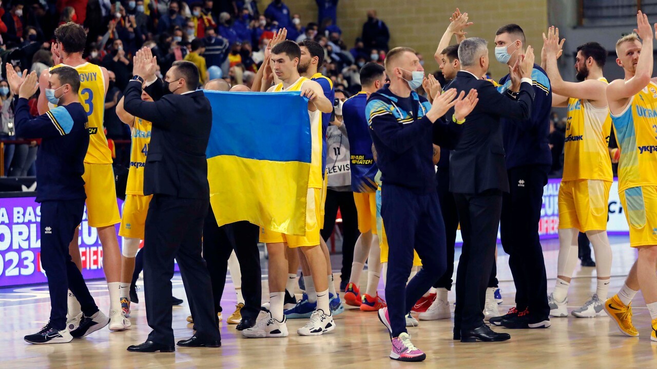 Ir al Video La selección ucraniana de baloncesto espera en Madrid a poder regresar a su casa
