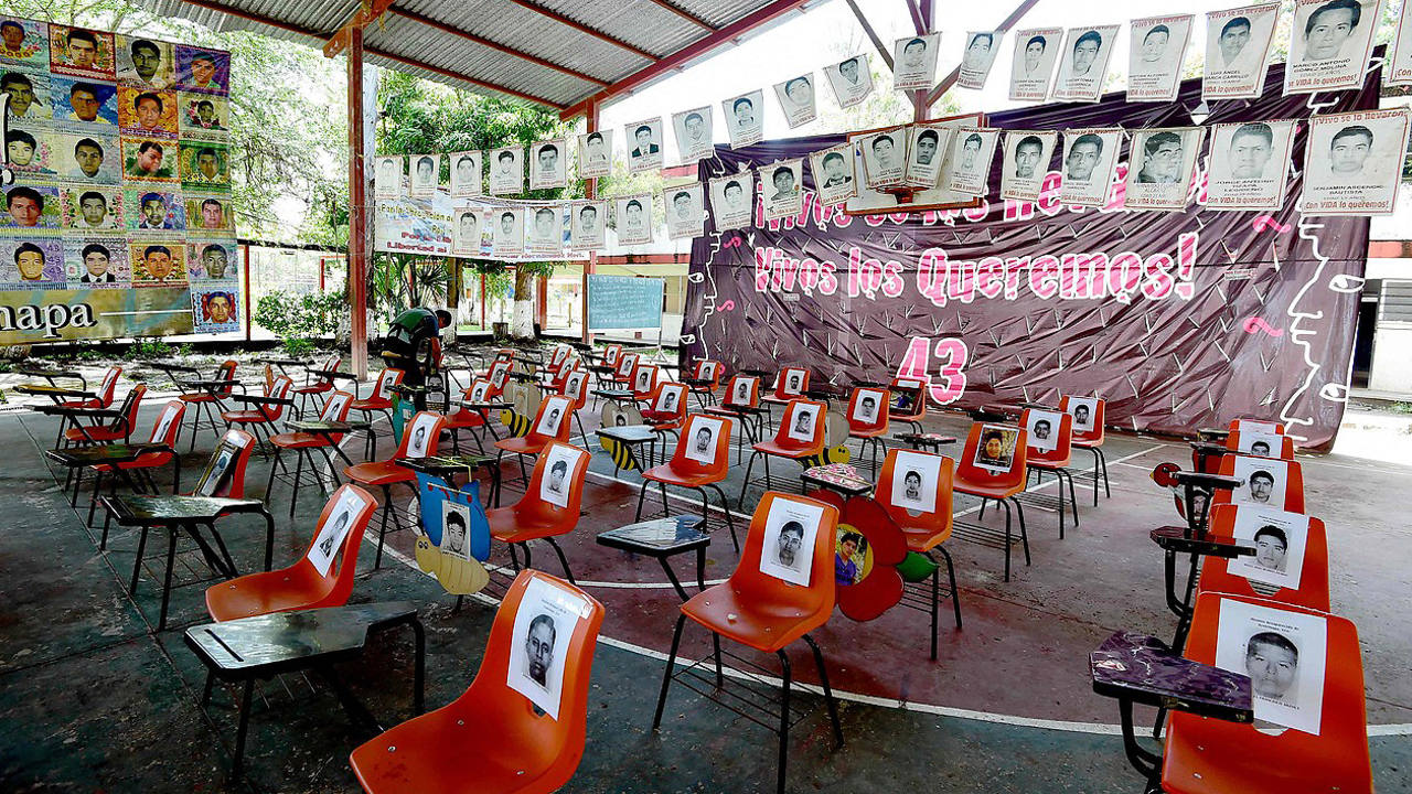 Sillas vacías recuerdan a los 43 estudiantes desaparecidso en la Escuela Normal Rural