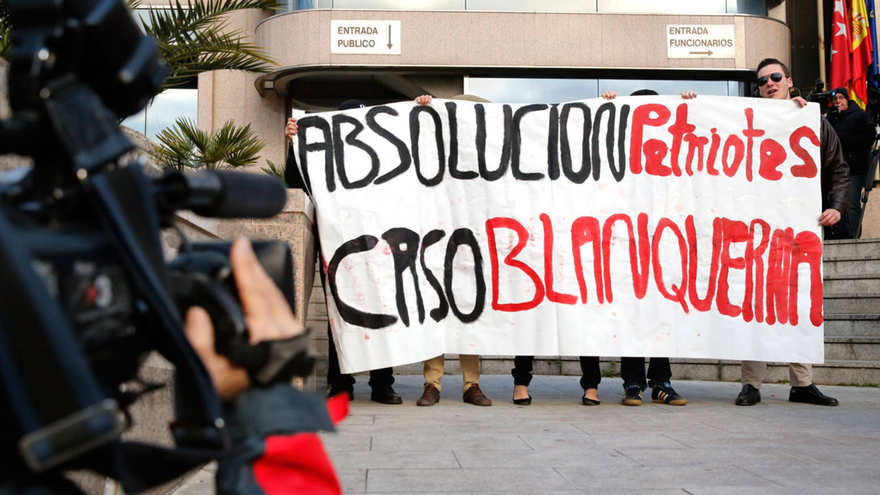 Simpatizantes de extrema derecha acuden a la Audiencia para apoyar a los acusados del asalto en el centro cultural Blanquerna.