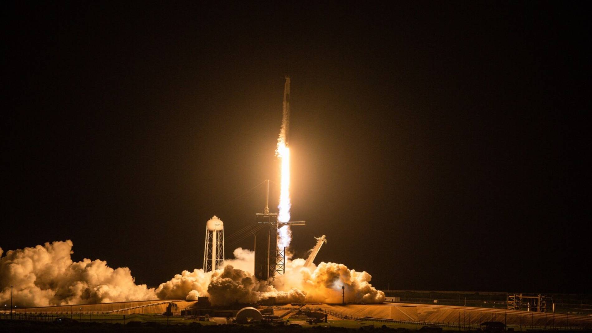 Ir al Video SpaceX abre las puertas del espacio a los civiles con un histórico lanzamiento