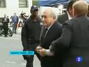 Ir al Video Strauss-Kahn se enfrentará a su presunta víctima en un juicio tras declararse no culpable