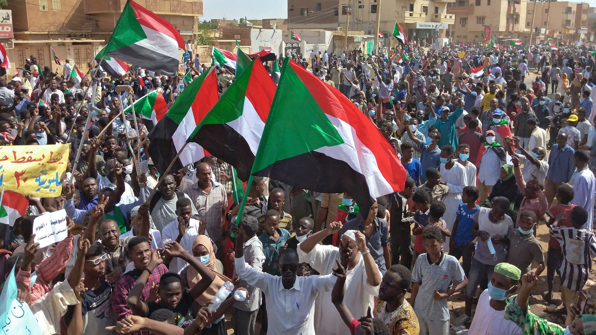 Ir al Video Sudán se rebela contra el golpe de Estado militar con una gran manifestación