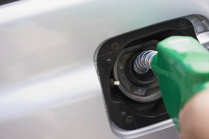 El gasto de la gasolina el scooter de agua
