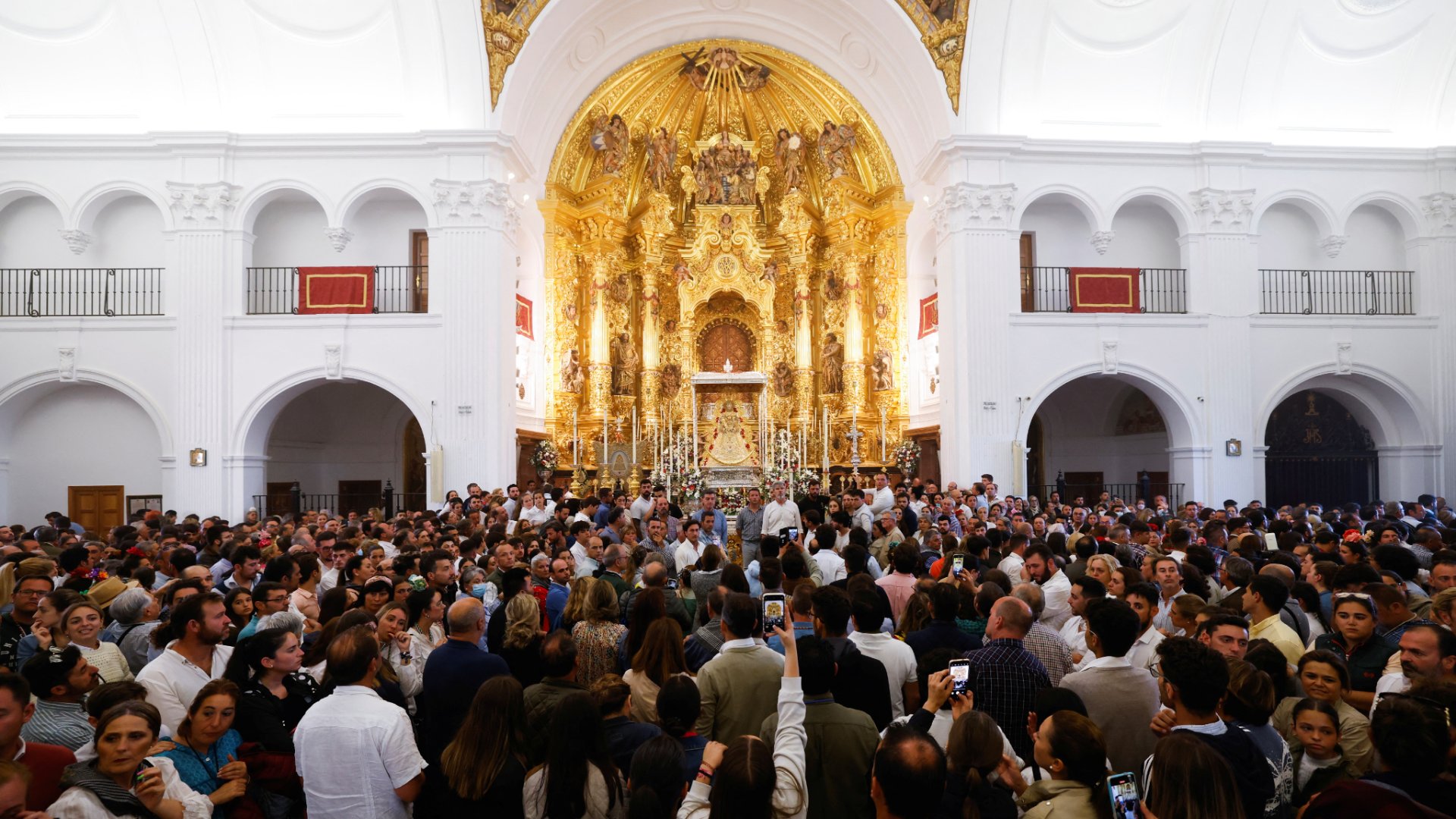 Ir al Video Suspendida la procesión de la Virgen del Rocío por una rotura en el paso