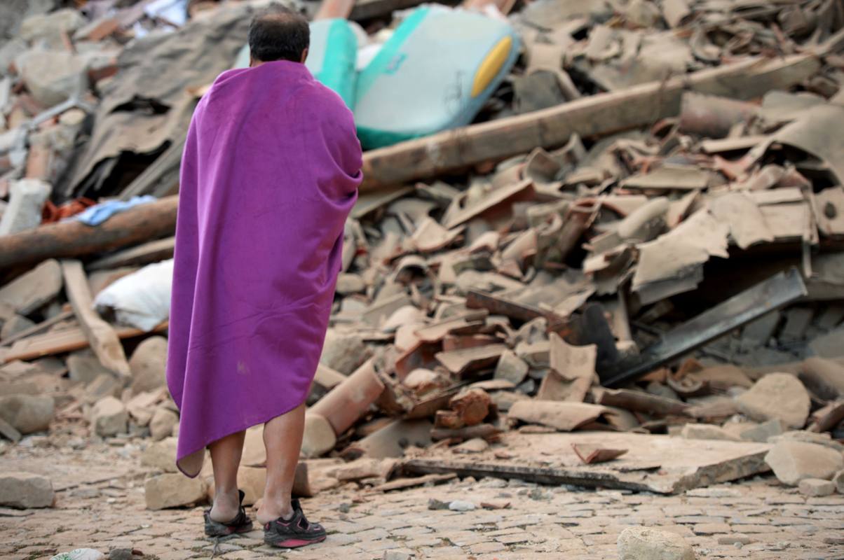 Casi 300 muertos muertos en Italia por un terremoto