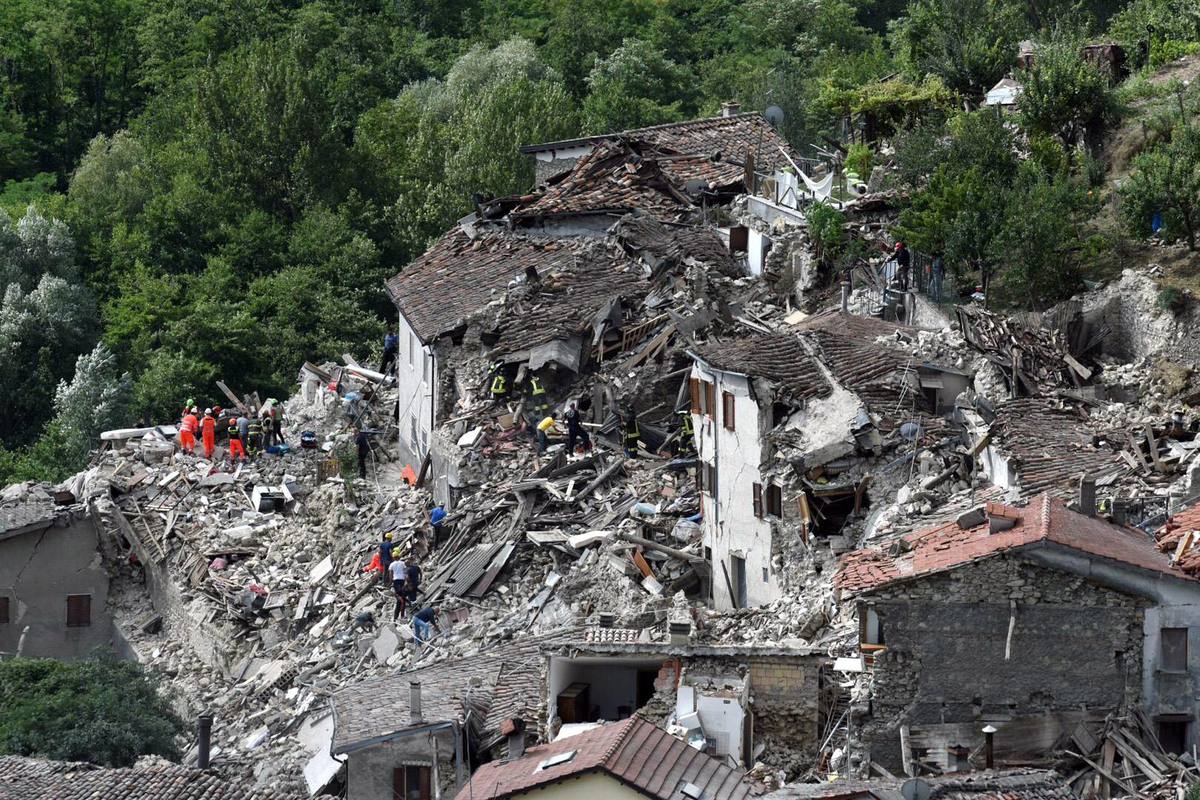 Casi 300 muertos muertos en Italia por un terremoto