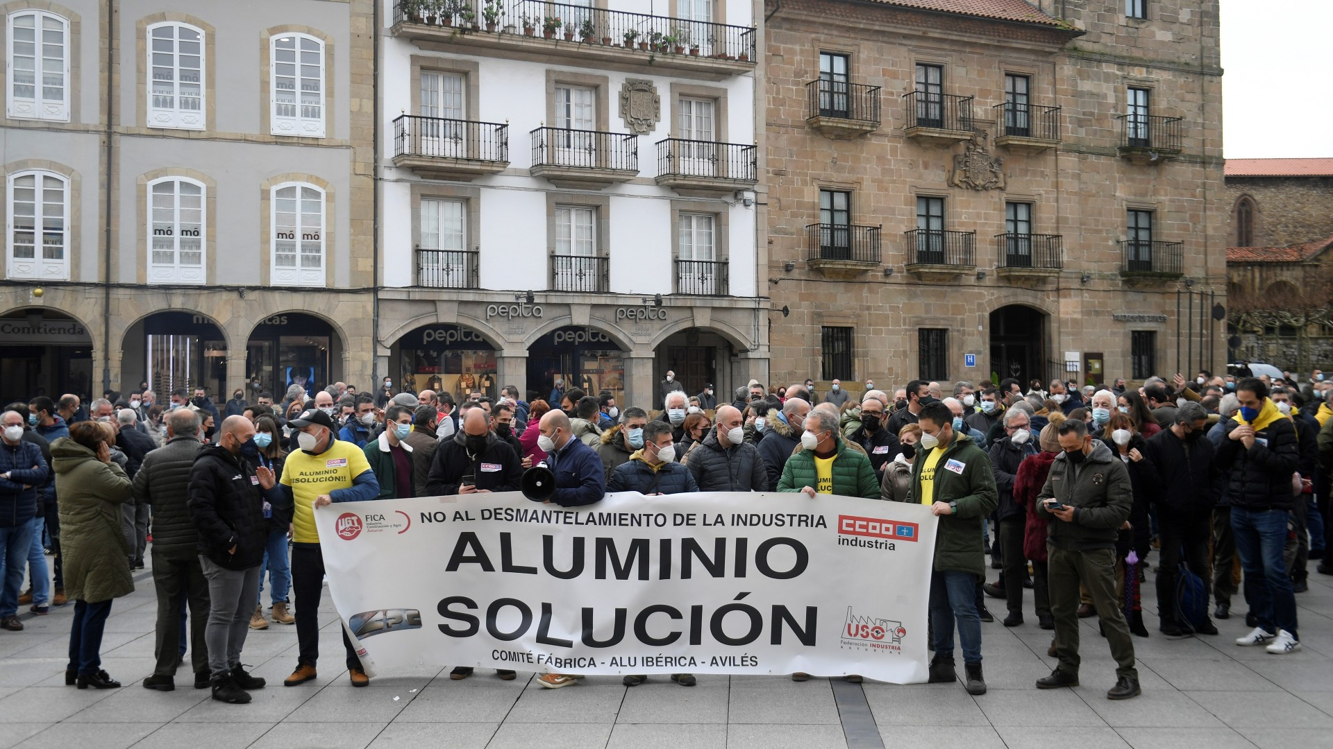 Ir al Video Trabajadores de Alu Ibérica en Avilés piden la dimisión del Gobierno regional ante el despido de 250 personas