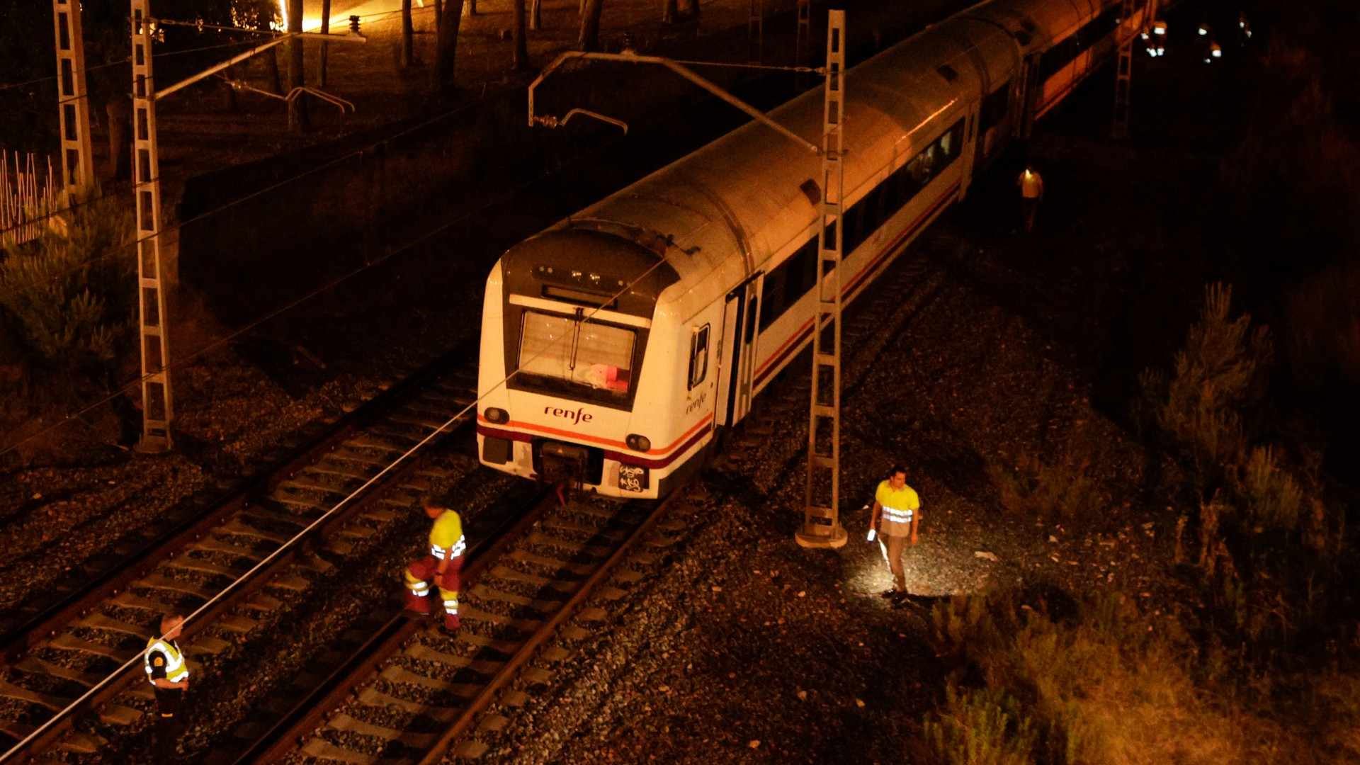 Ir al Video Una treintena de heridos, cinco de ellos graves, en un choque de trenes en Vila-seca (Tarragona)