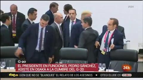 Ir al Video Trump 'saluda' a Pedro Sánchez durante el G20 y le señala su asiento