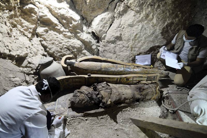 Arqueólogos egipcios documentan el contenido de una tumba de la necrópolis de Dra Abu al Naga en Luxor, en el sur de Egipto