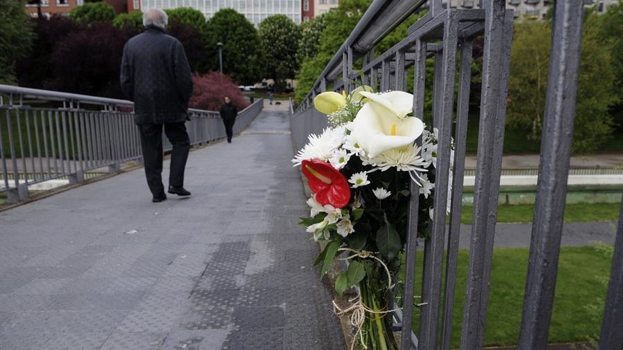 Unas flores recuerdan a Isabel Carrasco en el lugar donde fue asesinada