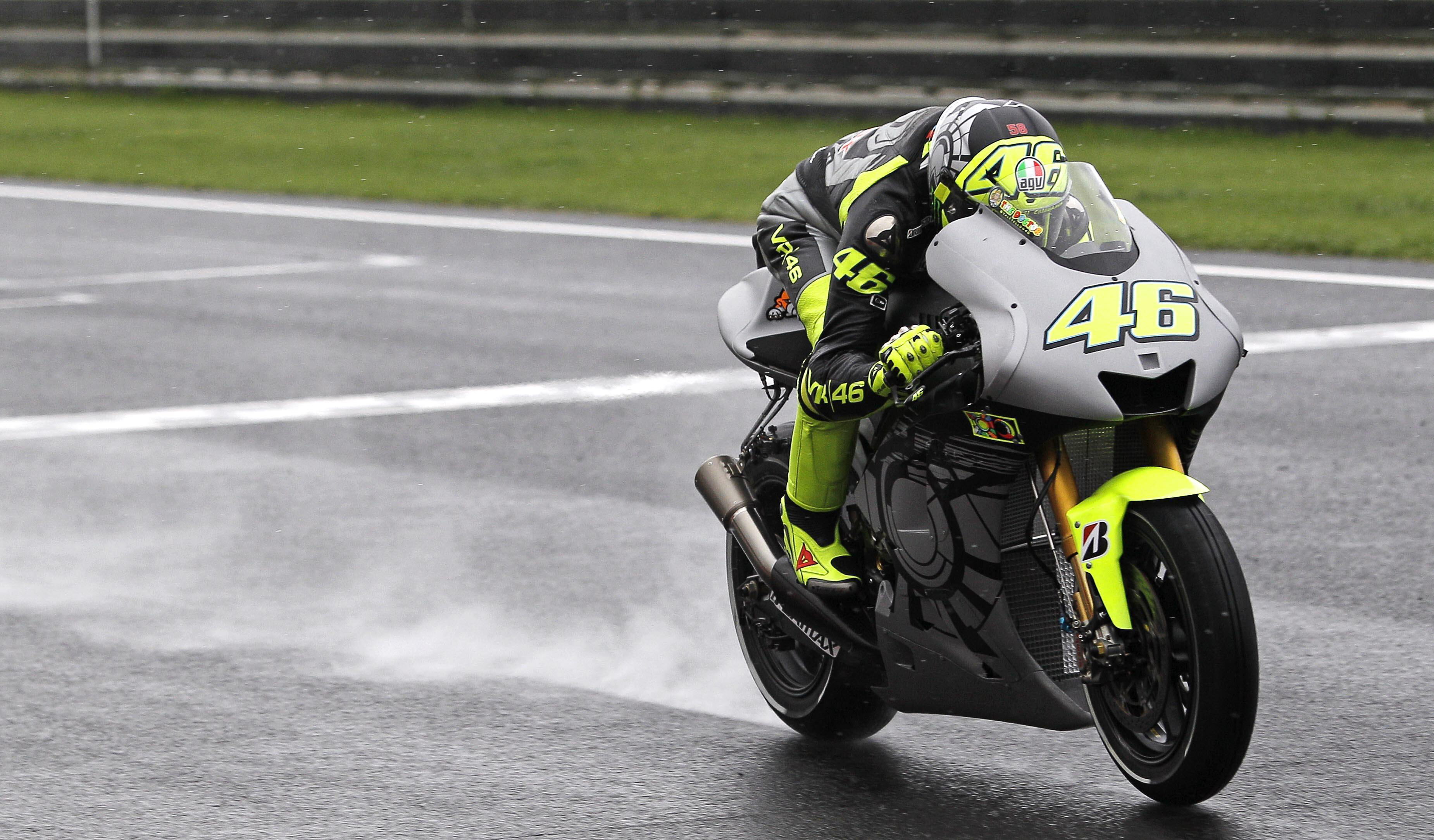 Valentino Rossi Prueba Su Nueva Yamaha En El Circuit Ricardo Tormo