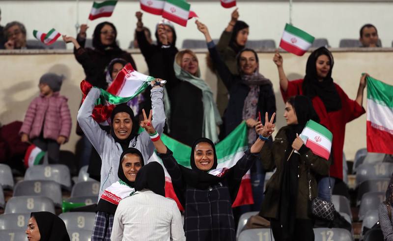 Varias mujeres asisten al partido amistoso Irán-Bolivia el año pasado