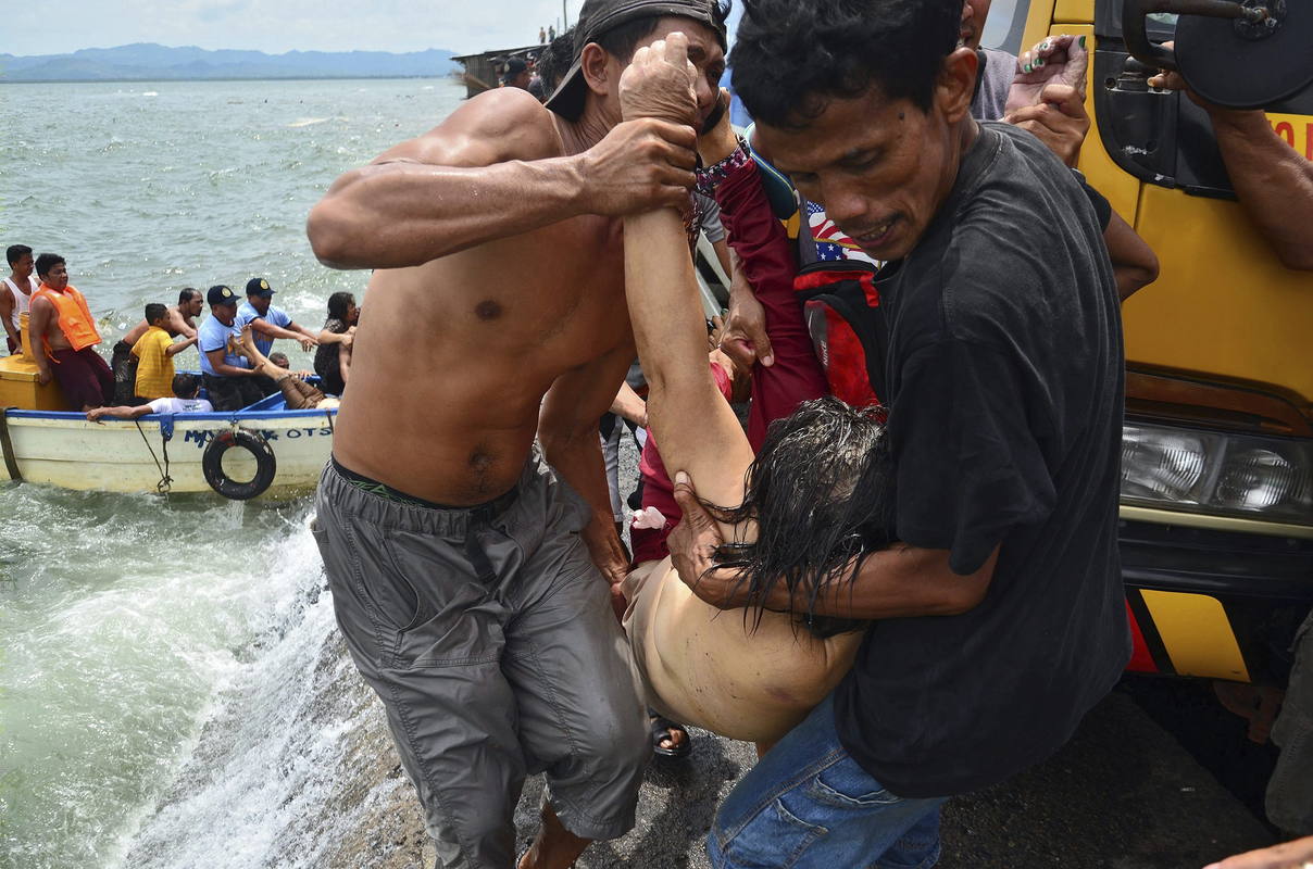 AL MENOS 36 MUERTOS, 21 DESAPARECIDOS Y 118 RESCATADOS EN UN NAUFRAGIO EN FILIPINAS