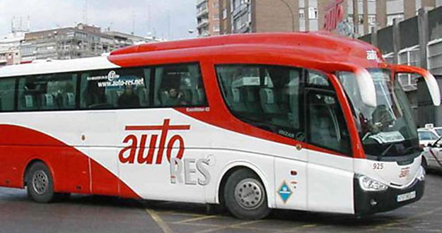 Un vehículo de Auto-Res entra en un andén de una estación