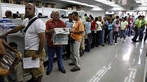 Ir al Video Venezuela controlará los supermercados con reservistas para luchar contra el desabastecimiento