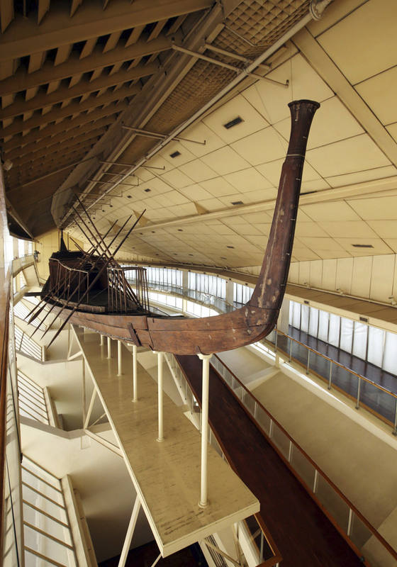 Vista frontal de la barca funeraria de Keops o barca solar en museo especial de la cara norte de la gran pirámide de Keops en Guiza, Egipto