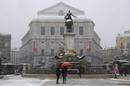 Ir a Fotogaleria &nbsp;La nieve cuaja en Madrid y ti&ntilde;e de blanco media Espa&ntilde;a