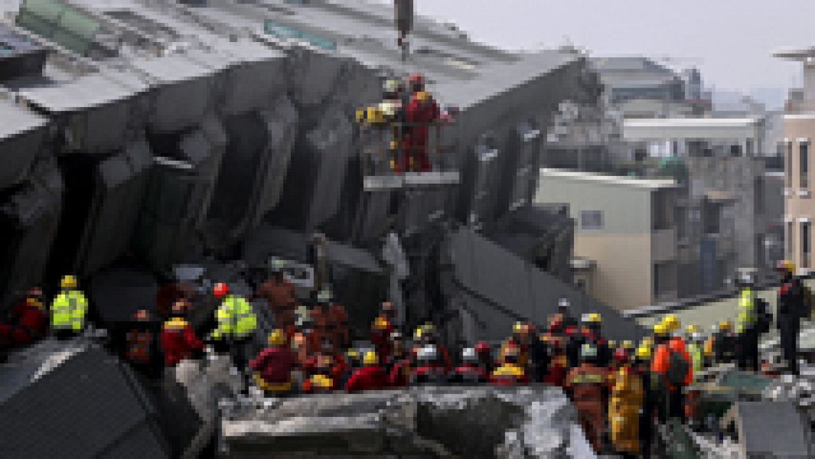 Al Menos Ocho Muertos Por El Derrumbe De Edificios Tras Un Terremoto En Taiwán Rtvees 