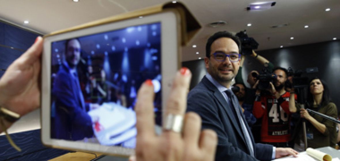 Hernando (PSOE): "El único movimiento de Iglesias ha sido pasar de la 'cal viva' a regalar un libro de baloncesto" Hernando (PSOE): "El único movimiento de Iglesias ha sido pasar de la 'cal viva' a regalar un libro de baloncesto"