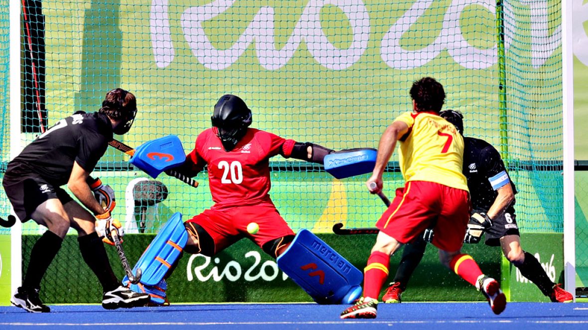 Victoria de los espa&ntilde;oles que se clasifica para los cuartos de final en hockey sobre hierba. Espa&ntilde;a 3-2 Nueva Zelanda.