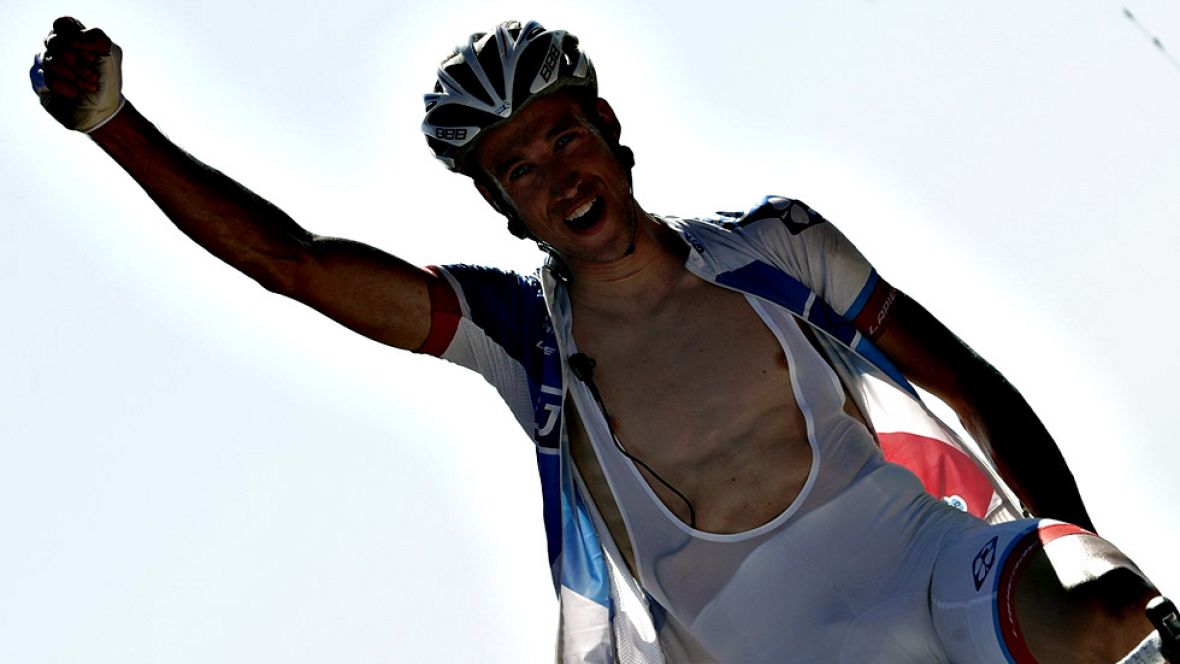 El franc&eacute;s Alexandre Geniez (Francaise) se ha impuesto en la tercera etapa de la Vuelta disputada entre Mar&iacute;n y el Mirador de &Eacute;zaro, de 176,4 kil&oacute;metros, en la que el espa&ntilde;ol Rub&eacute;n Fern&aacute;ndez (Movistar) se puso l&iacute;der. Geniez entr&oacute; en meta con un tiemp