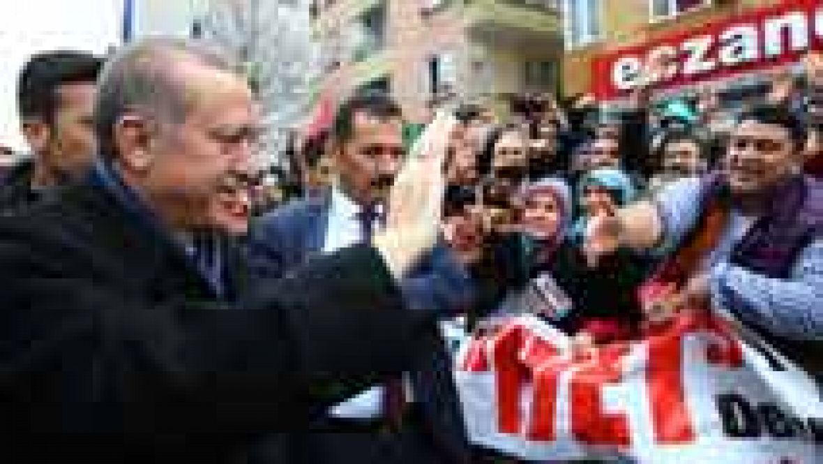 Erdogan califica de "vestigio de nazismo" la prohibición de Holanda de entrar al ministro turco de Exteriores