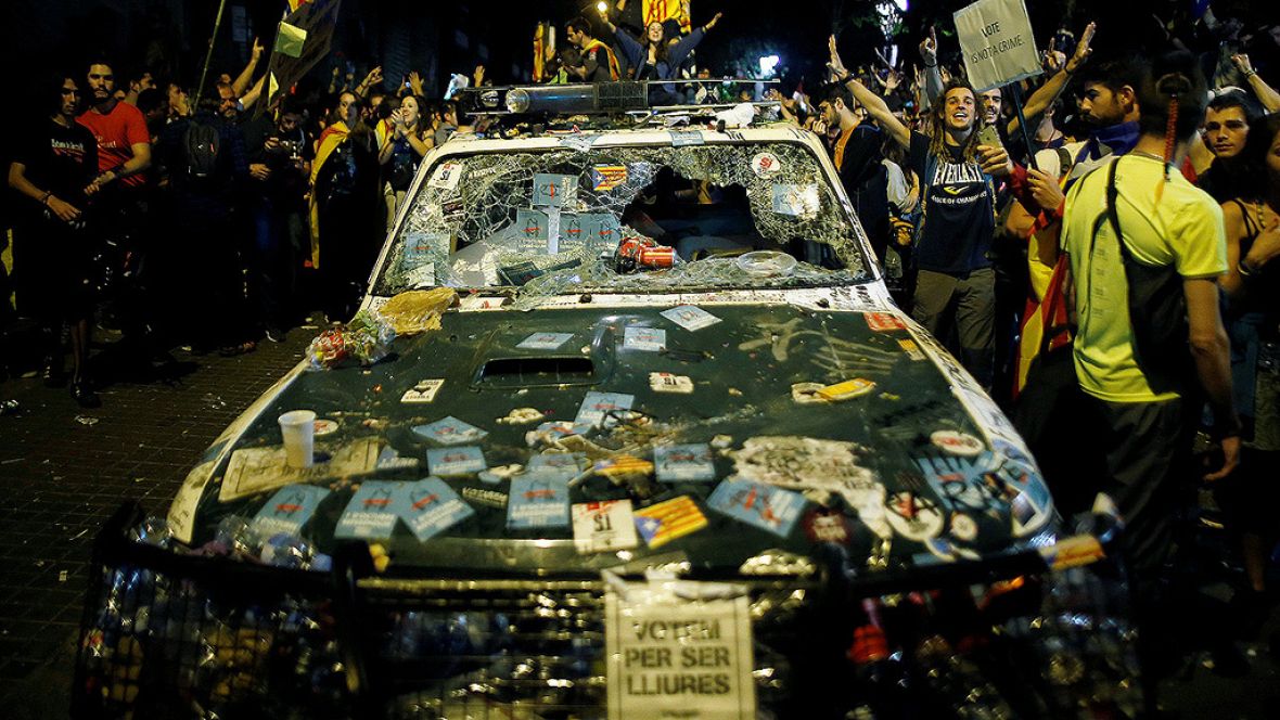 Resultado de imagen de tres vehiculos de la guardia civil destrozados