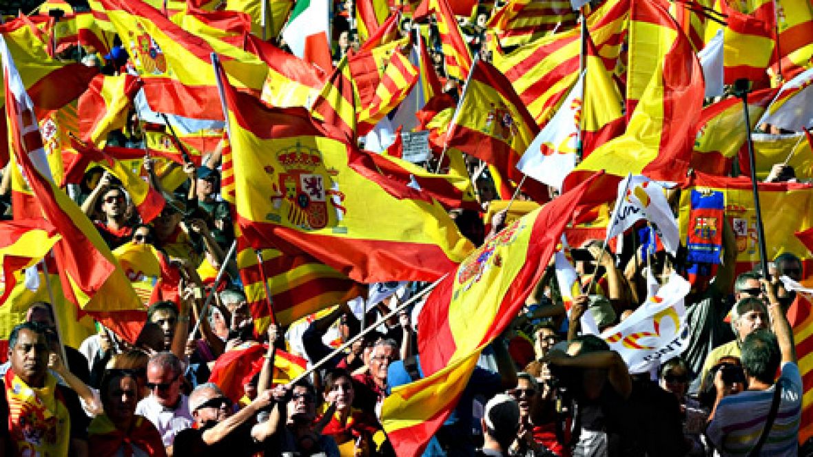 Cientos de miles de personas salen a la calle en Barcelona en defensa de la unidad de España Cientos de miles de personas salen a la calle en Barcelona en defensa de la unidad de España