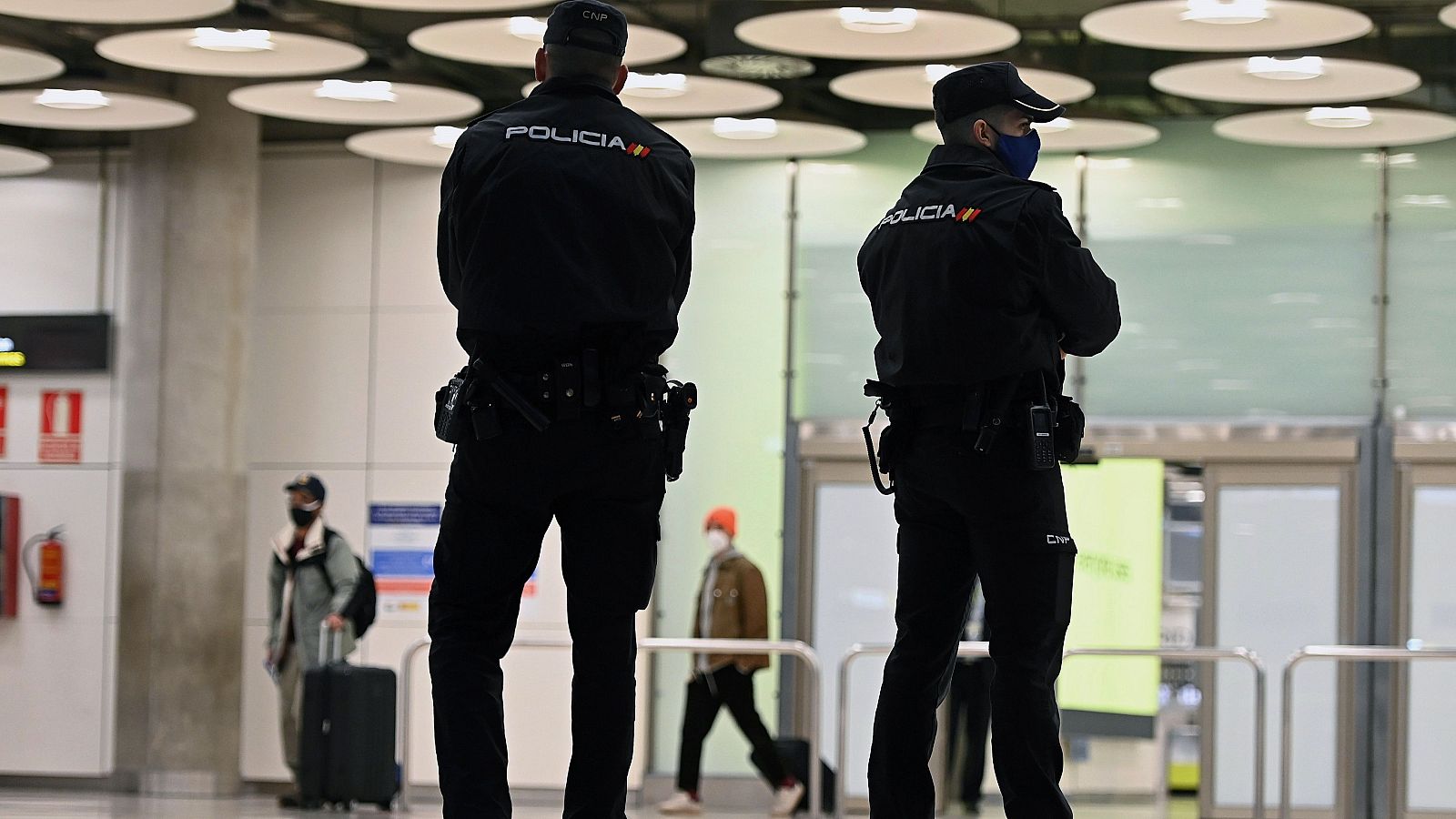 Jacobo Rodríguez, portavoz del SUP, sobre las salas de asilo del aeropuerto de Barajas: "Las personas se encuentran hacinadas" - Escuchar ahora