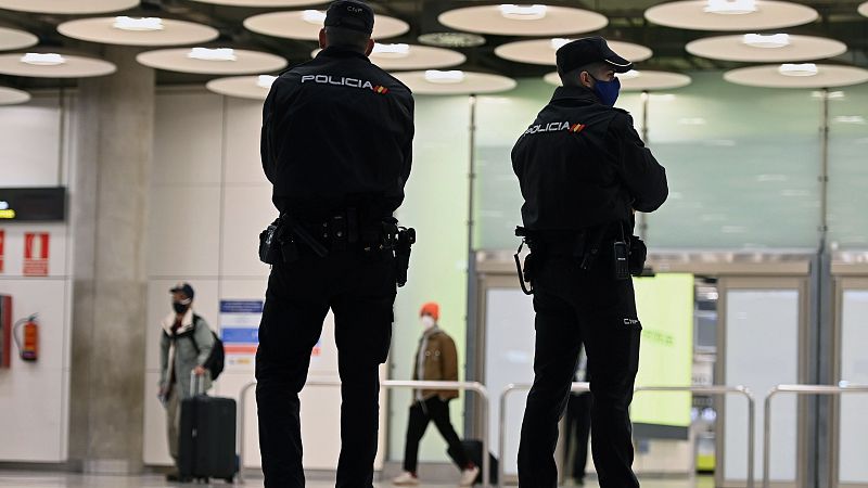 Jacobo Rodríguez, portavoz del SUP, sobre las salas de asilo del aeropuerto de Barajas: "Las personas se encuentran hacinadas"