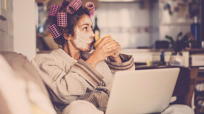 El gallo que no cesa - Ropas y ropajes: Un homenaje a la bata de estar en casa - Escuchar ahora