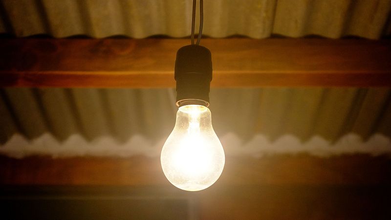 Historia y ciencia por un tubo - ¿Por qué quema la bombilla incandescente cuando se enciende? - 25/01/24