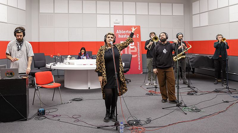 Abierto hasta las 2 - Amparanoia y Artistas del Gremio – Fan Fan Fanfarria - 28/01/24