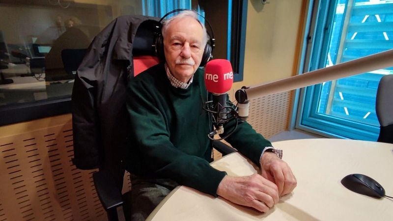 No es un día cualquiera - Eduardo Mendoza presenta 'Tres enigmas para la organización' - Escuchar ahora