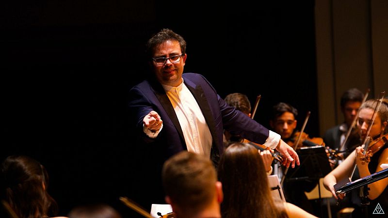 El gallo que no cesa - Carnaval y música clásica con la Atlántida Chamber Orchestra - Escuchar ahora