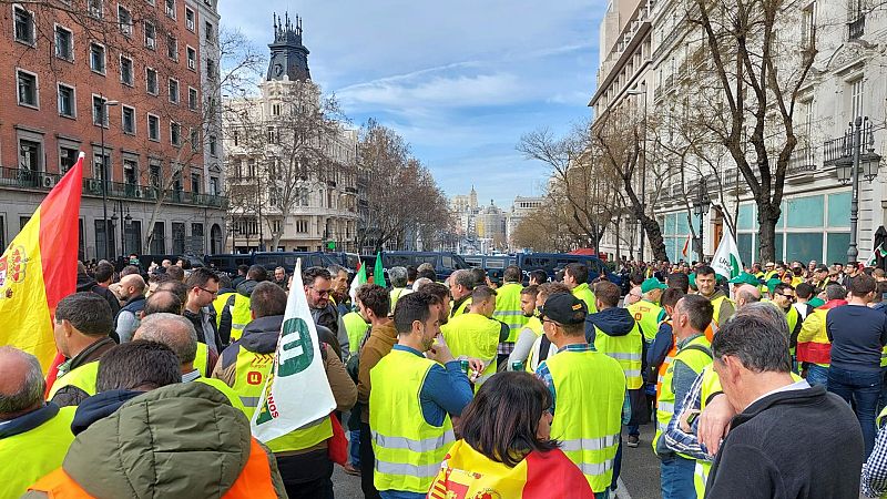 Los agricultores protestan frente al Ministerio: los tractores llegan a Madrid