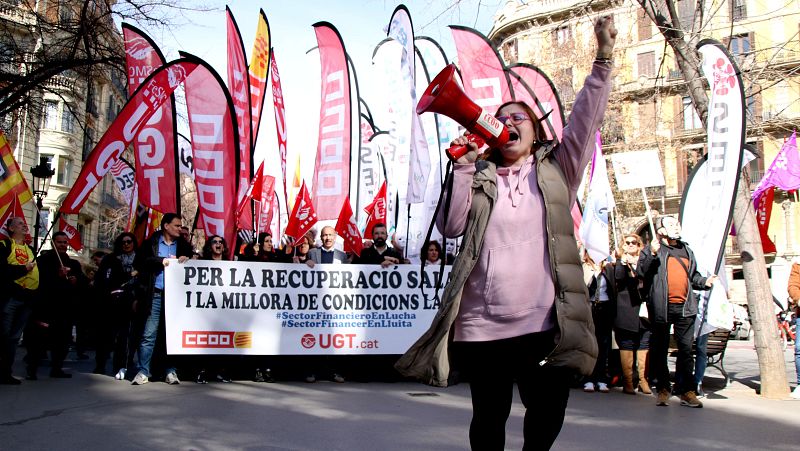 Manifestació dels treballadors de la banca a Barcelona per reclamar un augment de sou | Marga Esparza