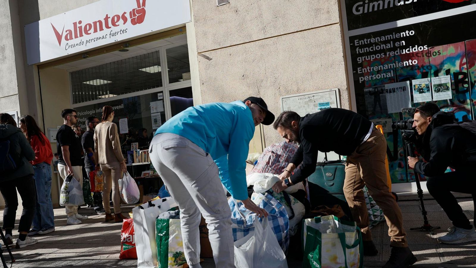 Más cerca - La colaboración vecinal, un motor en la ayuda tras el incendio de Valencia - Escuchar ahora