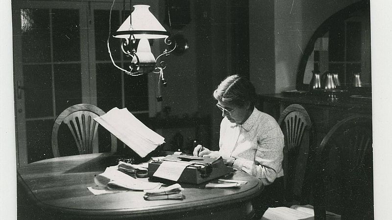 Memoria de delfín - Ángeles Caso: Misiones Pedagógicas - Escuchar ahora