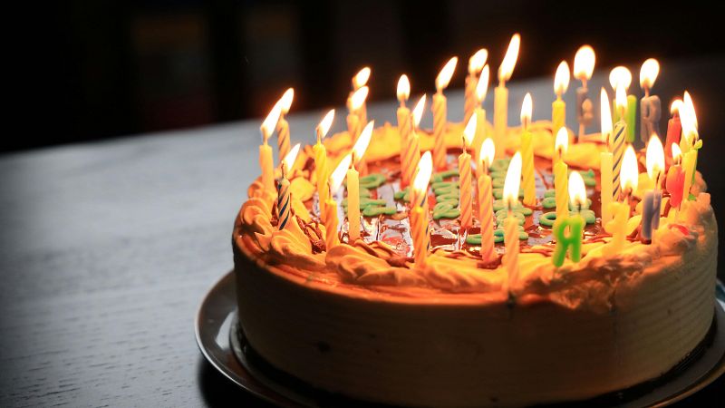 Por tres razones - Festejamos las bodas del metacrilato y nos hacemos mayores - Escuchar ahora